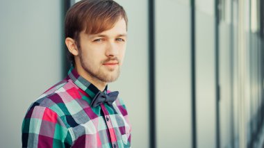 papyon ile gömlek genç adam