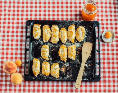 eve ekmek ve kayısı reçeli