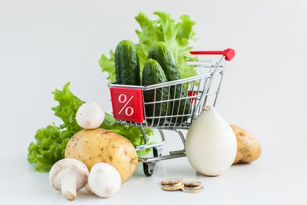 Descuento: verduras en el carrito de compras — Foto de Stock