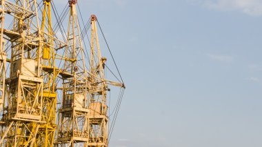 İnşaat vinçleri ve gökyüzü