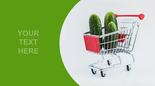 Pepino en el carrito de la compra — Foto de Stock