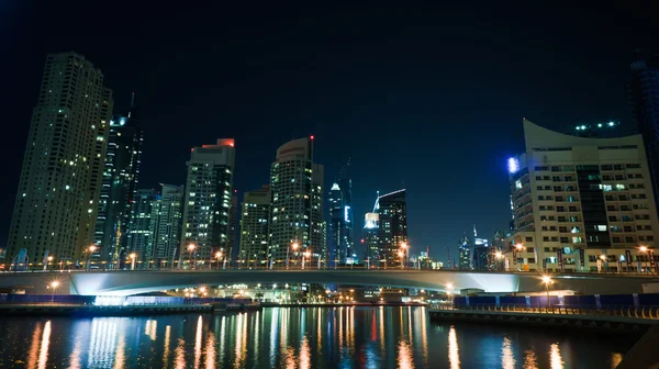 Marina futuriste de Dubaï la nuit — Photo