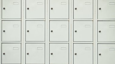 Beyaz metal kutuları