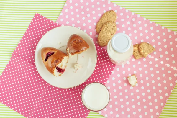 Tasty breakfast: milk and cookies — Stock Photo, Image