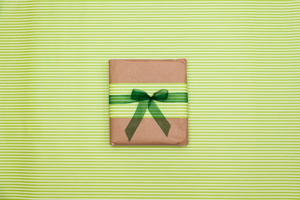 Gift box with green bow — Stock Photo, Image