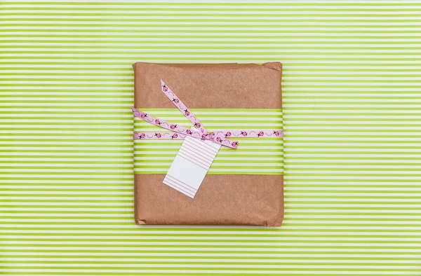Подарункова коробка в зеленому кольорі — стокове фото
