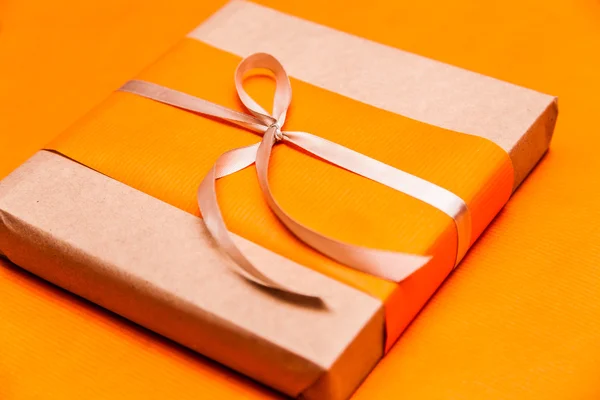 Caja de regalo naranja de primer plano —  Fotos de Stock