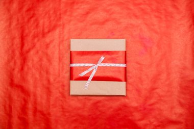 Kırmızı hediye kutusu