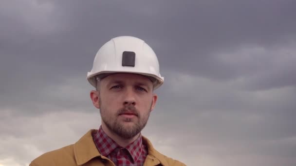 Bouwaannemer ter plaatse corrigerende witte helm — Stockvideo