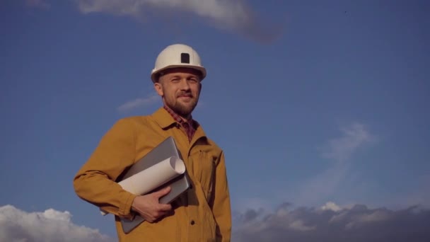 Aufsichtsperson auf der Baustelle mit Laptop und Handschuhen — Stockvideo