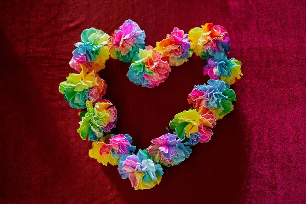 Çok renkli karanfil çiçeklerinden yapılmış bir kalp. — Stok fotoğraf