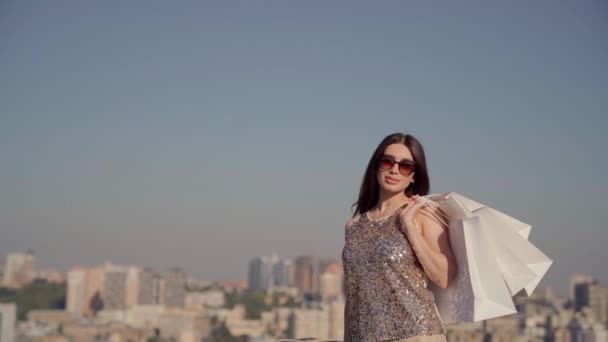 Tema al por menor o venta: mujer de moda feliz con bolsas de compras — Vídeos de Stock