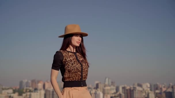 Jeune femme élégante avec chapeau avec espace pour le texte ou les annonces — Video