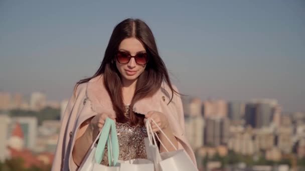 Tiempo de venta: mujer adicta a las compras sorprendida mirando en la bolsa de compras — Vídeo de stock