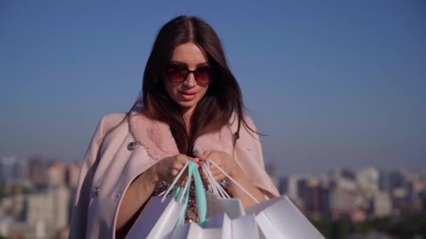 Verkaufszeit: Shopaholic-Frau schaut staunend in Einkaufstasche