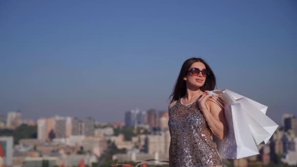 Shopaholic žena s nákupními taškami jít na městskou scénu — Stock video