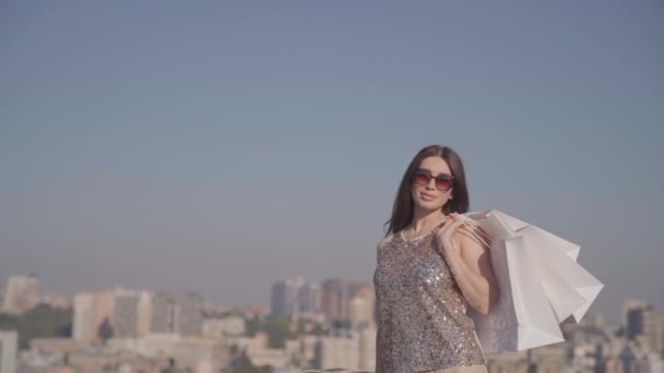 Thema Einzelhandel oder Verkauf: Glückliche Modefrau mit Einkaufstaschen — Stockvideo