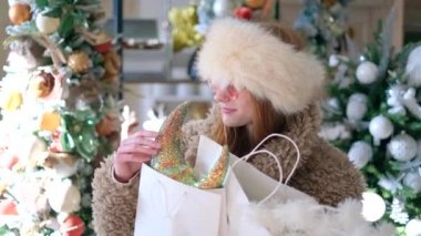 Kış indirimi: Kışın giyimli ve güneş gözlüklü genç kız