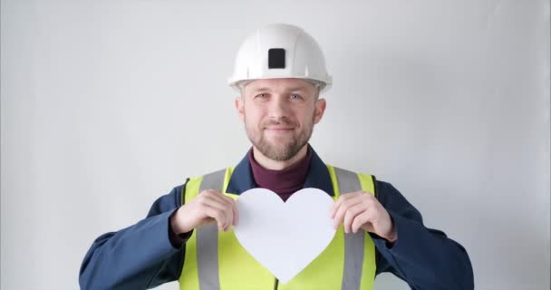 Bearded construction worker Valentines day symbol portrait — Stockvideo