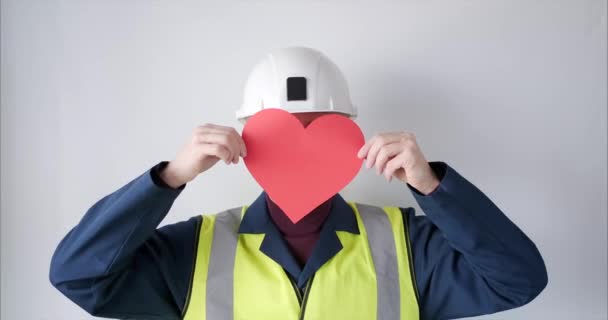 Construction worker with red heart as Valentines Day symbol — Stockvideo