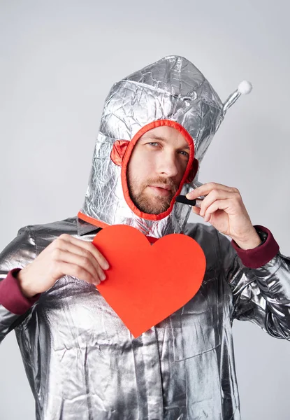 Valentines day concept: spacesuit male with red paper heart — ストック写真