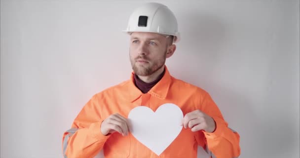 バレンタインデーのコンセプト:白いハートの男性労働者 — ストック動画