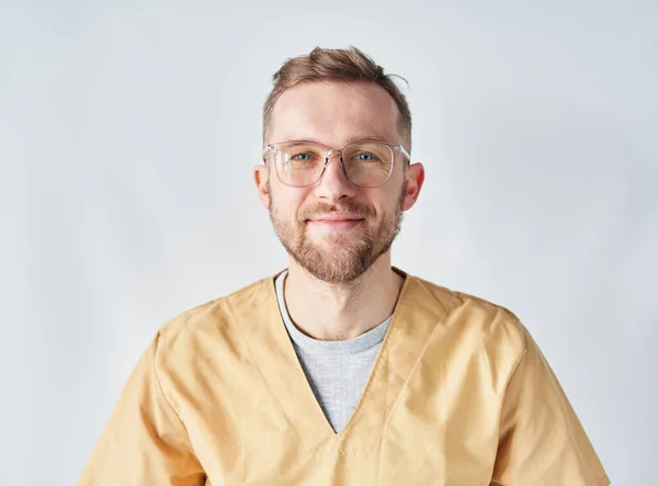 Handsome caucasian male doctor nurse in eyeglasses — Foto Stock