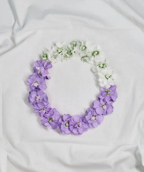 Квіткова фіолетова гортензія з композицією білих квітів — стокове фото