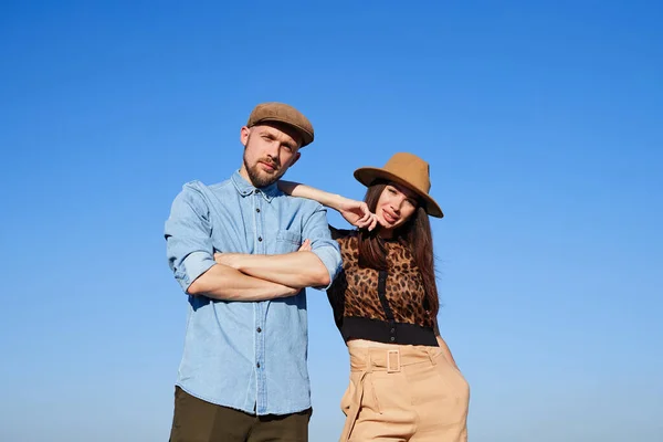 Jong hipster paar outdoor portret poseren bij blauwe hemel — Stockfoto