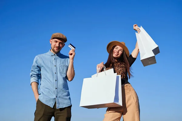 Moda estilo casal com cartão de crédito e sacos de compras — Fotografia de Stock