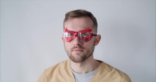 Férfi orvos vagy nővér piros szuperhős maszkban és szemüvegben — Stock videók