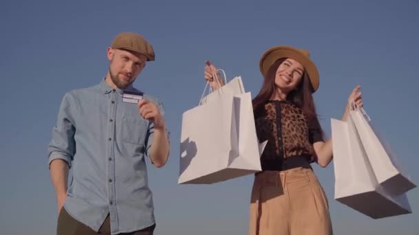 Tema shopping: coppia con carta di credito e shopping bag — Video Stock