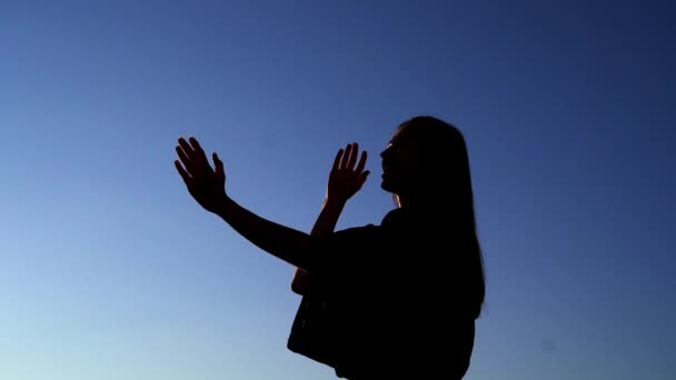 Silhouette cute girl dance against blue sky at sunset — Stock Video