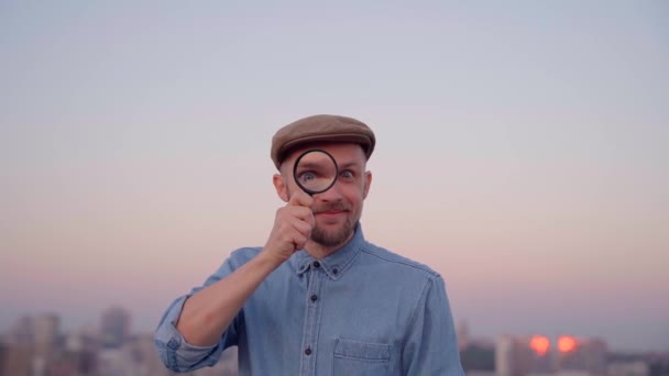 Стильная мужская внешность с помощью лупы на открытом воздухе — стоковое видео