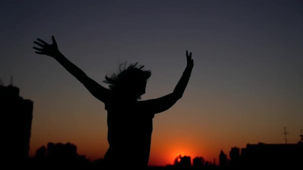 Sentirsi come un vincitore o la felicità silhouette donna al tramonto — Video Stock