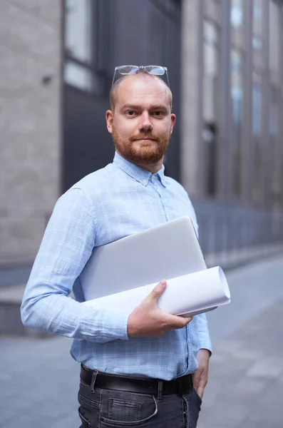 Homme d'affaires barbu élégant souriant ou gestionnaire au centre-ville — Photo