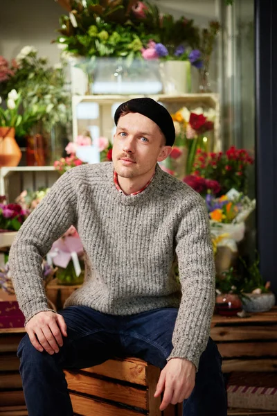Entrepreneur male florist in beanie and glasses in flower shop — Stock Photo, Image