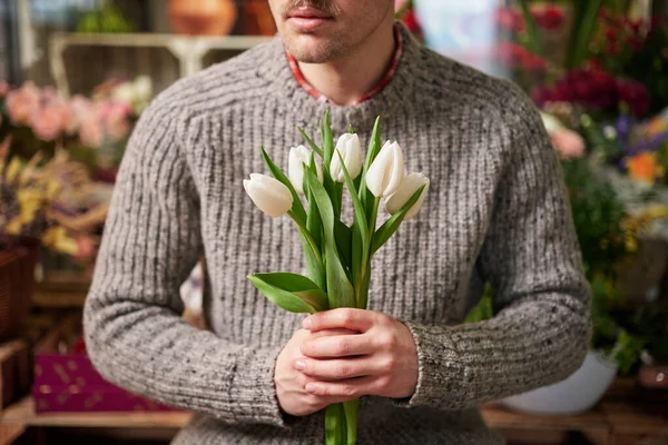 Hombre sosteniendo hermoso ramo de frescos tulipanes blancos de primavera —  Fotos de Stock
