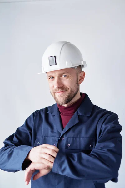Koncept stavebnictví: inženýr v uniformě a helmě Royalty Free Stock Fotografie