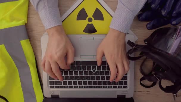 Männlicher Ingenieur benutzt Laptop-Computer im Atomkraftwerk Nulcear — Stockvideo