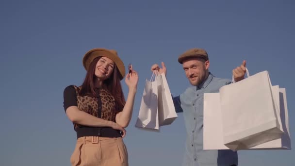 Concepto de compras de moda feliz: tarjetas de crédito y bolsas de compras — Vídeos de Stock