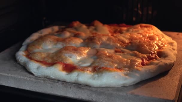 Queso en la pizza se derrite del horno calor vista de cerca — Vídeo de stock