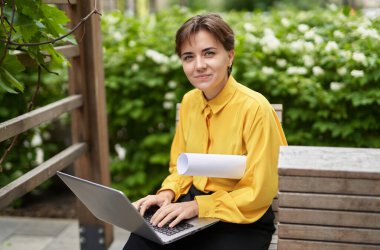 Mutlu iş kadını mı yoksa dışarıda dizüstü bilgisayarı olan serbest çalışan mı?