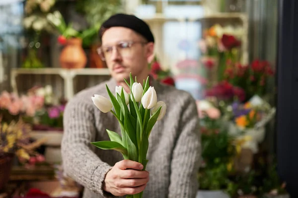 Hombre en gafas con ramo de tulipanes blancos frescos —  Fotos de Stock