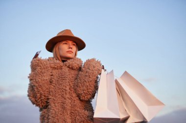 Satış sırasında veya Kara Cuma konseptinde online alışveriş yapmak