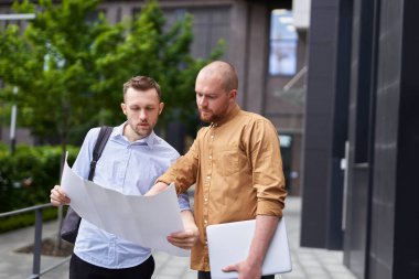 Ofisin yakınında çalışan erkek takım mimarı ya da tasarımcısı.