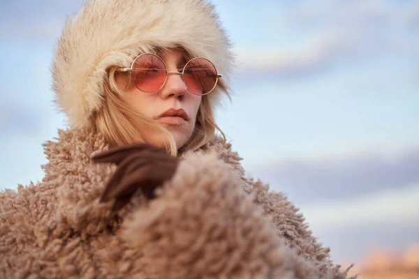 Young stylish luxury woman portrait in artificial fur hat and coat — ストック写真