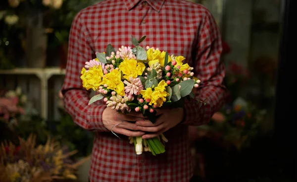 Bărbat care deține frumos galben și roz buchet de flori, dating — Fotografie, imagine de stoc