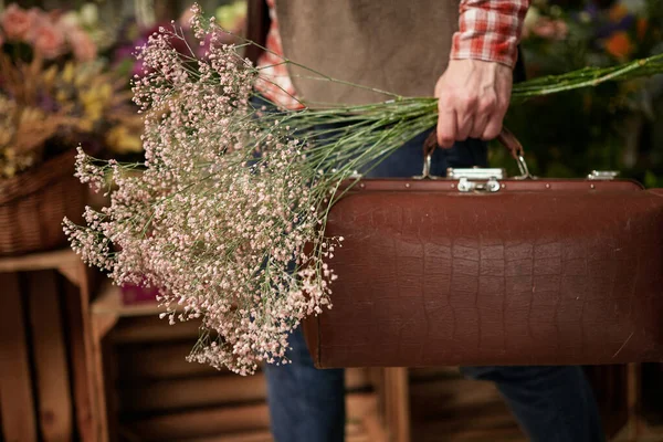 Man holding briefcase and beautiful bouquet of fresh flowers — 스톡 사진