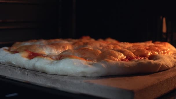 Derretimento de queijo na pizza do calor do forno vista de perto — Vídeo de Stock